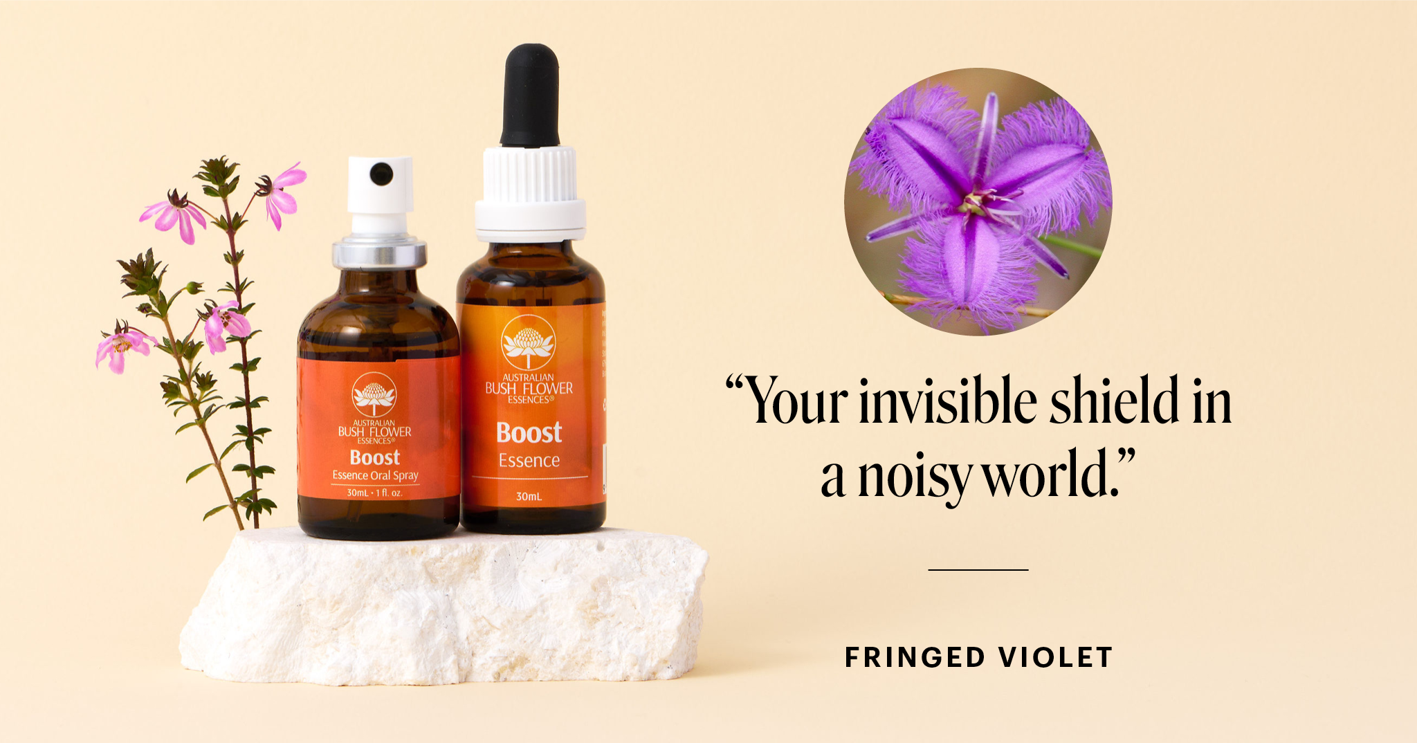 Zwei braune Flaschen mit orangefarbenen Etiketten auf einem weißen Stein, daneben eine kleine rosa Pflanze und ein rundes Blumenfoto mit dem Text „Your invisible shield in a noisy world.“