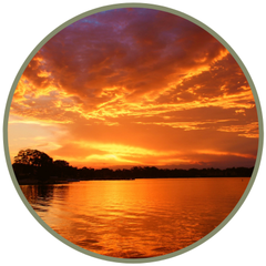 Sonnenuntergang über einem See als Symbol für Wärme, Freude und Lebendigkeit