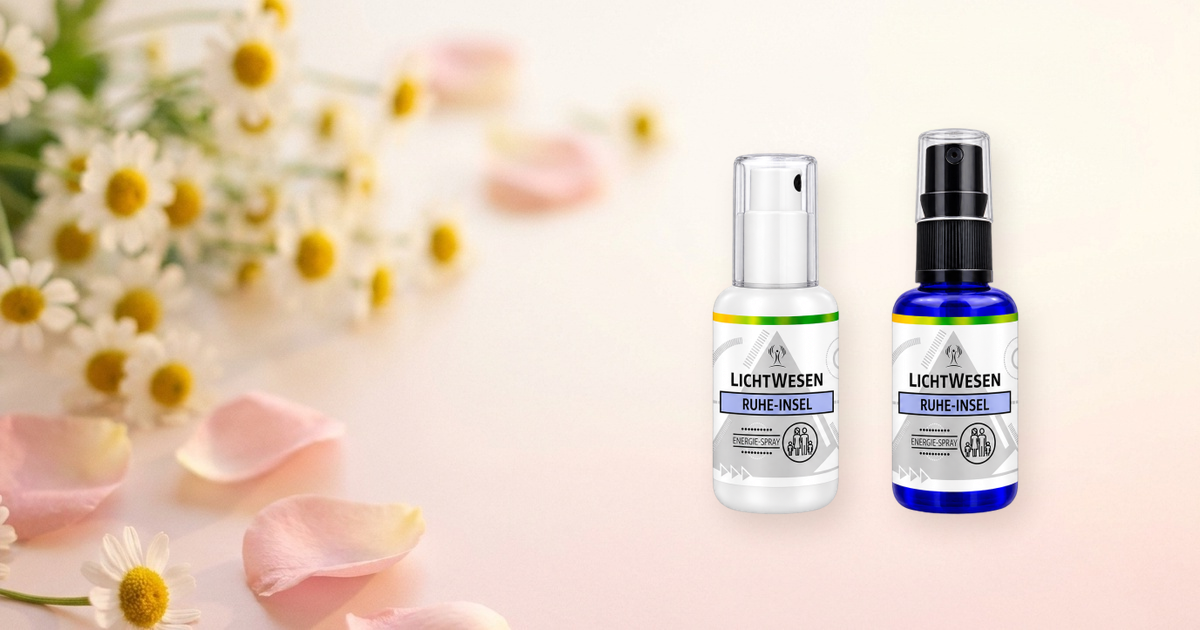 Ruhe-Insel von LichtWesen als Spray und Körperöl vor Kamillenblüten und Rosenblättern